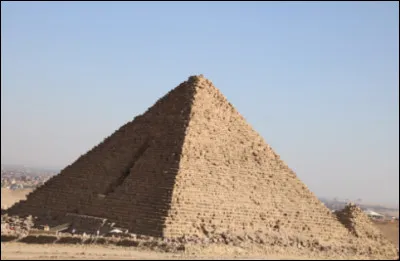 Quelle est la plus célèbre pyramide d'Egypte, érigée en - 2 600 av J.-C. sur le plateau de Gizeh, la seule des 7 merveilles du monde antique encore intacte ?