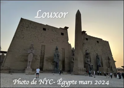 Quel est le nom de ce monument pyramidal caractéristique de l'architecture de l'Égypte antique qui matérialise l'entrée d'un temple ?