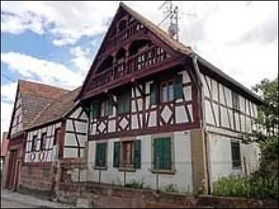 Je vous emmène maintenant à Buswiller. Village Bas-Rhinois, il se situe en région ...