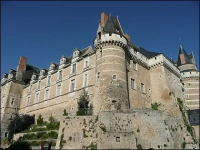 De quel siècle le château de Durtal date-t-il ?