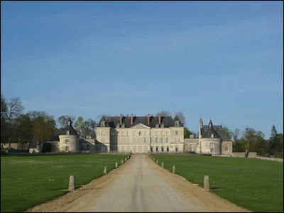 C'est un maréchal de France de Louis XV qui a décidé de faire rebâtir le château de Montgeoffroy à Mazé. C'est