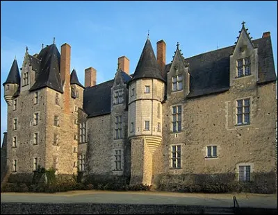 Au XVe siècle, le roi René d'Anjou a fait construire ce château pour en faire son pavillon de chasse. Dans quelle ville l'a-t-il édifié ?