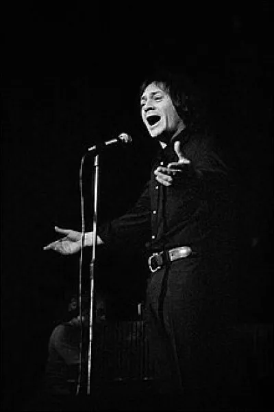 Comment se nomment les pendants de la mitre d'un évêque ?