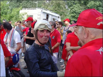 Il a commencé sa carrière lors de la toute première saison du Championnat du monde moto, en 1949, et sest éteint en 2020 à lâge de 90 ans, qui est-ce ?
