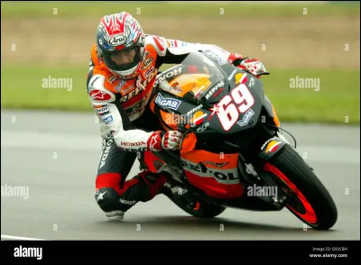 Ce pilote malheureusement mort très jeune a une statue à son effigie dans la ville dOwensboro, cest le champion du monde en 2006, cest
