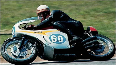 Cest lunique pilote à avoir été champion du monde sur deux roues et sur quatre roues, il sagit de