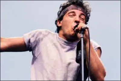 Qui a chanté "Streets of Philadelphia" ?