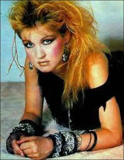 Qui a chanté "Girls Just Want To Have Fun" ?