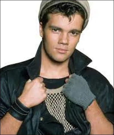 À quel chanteur français doit-on la chanson "Cargo" ?