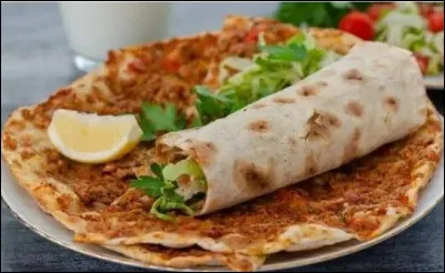 Une fine pâte à pizza garnie de sauce tomate et de viande hachée en Turquie, c'est...