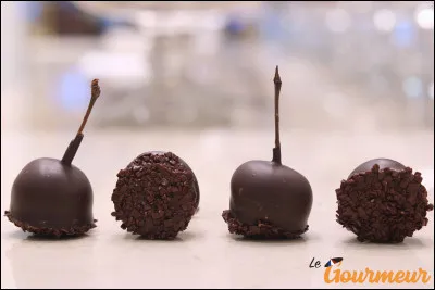 Un jour, un pâtissier bordelais décida de faire macérer une cerise dans l'alcool, puis de l'enrober de chocolat noir. Quelle est cette spécialité bordelaise ?