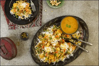 C'est un plat traditionnel indien, riz frit aux épices, des raisins secs et aux noix de cajou, accompagné de poulet. C'est...
