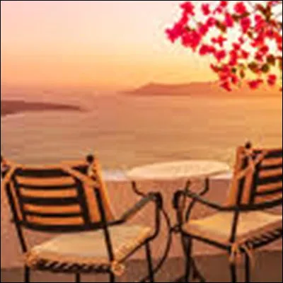 Quel plat méditerranéen possède en France une version royale qui contredit les fondamentaux de la recette ?