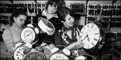 Puisque nous sommes en mars, nous passerons bientôt à l'heure d'été. Quel événement a contribué au tout premier changement d'heure dans les années 70 ?