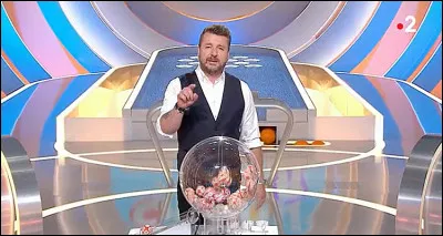 Dans le jeu télévisé "Chacun son tour", à chaque manche, combien de candidats se défient sur des questions de culture générale ?