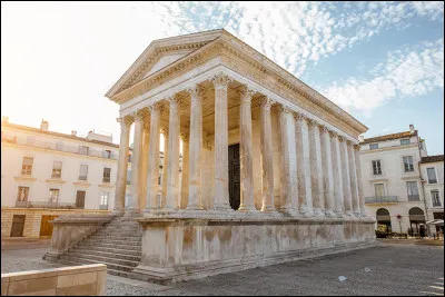 Quel est ce temple, le mieux conservé du monde romain qui se trouve à Nimes ?