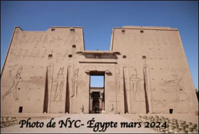 Quel est ce temple égyptien situé à Edfou, voué au culte du dieu à tête de faucon protecteur de la monarchie ?