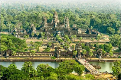 Quel est cet ensemble de 200 temples, capitale de l'Empire Khmer, vaste ensemble archéologique du Cambodge ?