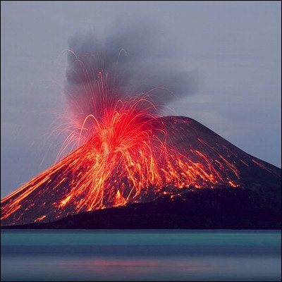 Le Krakatoa est un volcan situé en Indonésie.