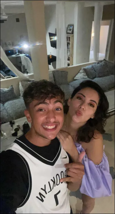 Comment sappelle la fille sur cette photo ?