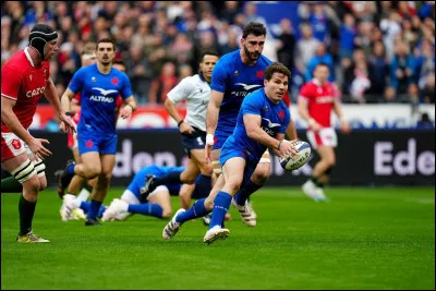 Parmi ces marques, laquelle a fabriqué les maillots de l'équipe de France de rugby ?