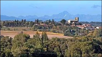 Je vous emmène dans le Lauragais, à Plaigne. Village occitan, il se situe dans le département ...