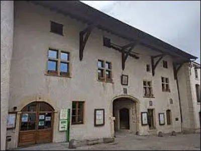 Nous faisons une petite halte à l'auberge de la Tête Noire, à Saint-Symphorien-de-Lay. Commune de l'aire d'attraction Roannaise, elle se situe dans le département ...