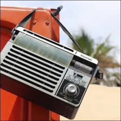 La radio NRJ est-elle plus ou moins récente que la radio Fun Radio ?