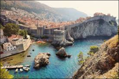 Quelle ville de Croatie est surnommée "La perle de l'Adriatique" ?