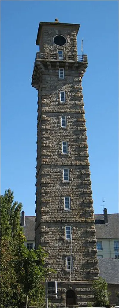 C'est un des quatre phares de Saint-Malo, situé près du quartier Saint-Servan.