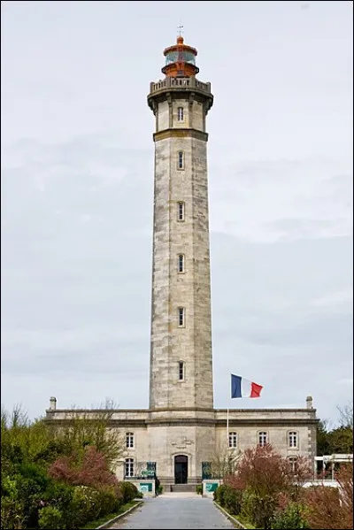 Dans quelle île se trouve le phare des Baleines ?