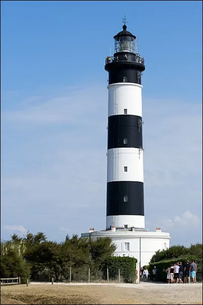Ce phare est encore en activité, il se trouve en Charente-Maritime, de quel phare s'agit-il ?