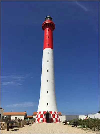 Plus haut phare de la côte charentaise, il s'agit du phare de....