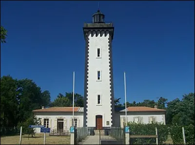 Le musée du phare de Cordouan et des phares et balises se trouve dans les locaux jouxtant la tour. De quel phare s'agit-il ?