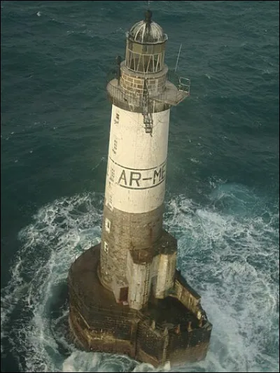 Un phare en mer a été érigé entre 1867 et 1881 à l'extrémité de la chaussée de Sein. Quel est son nom ?