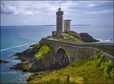 Ce phare indique aux bateaux désirant se rendre à Brest, la route à suivre pour entrer dans la rade. Il s'agit du...