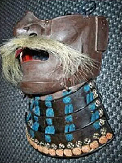 Quel est le terme pour désigner les nombreuses variétés de protection faciales portées avec le casque (kabuto) par les samouraïs japonais ?
