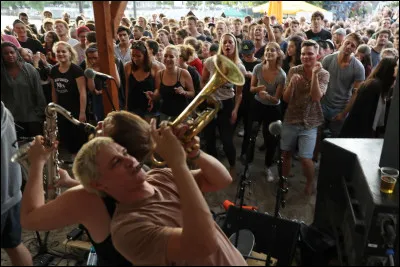 Le slogan original de la Fête de la musique était "Chantons ensemble".