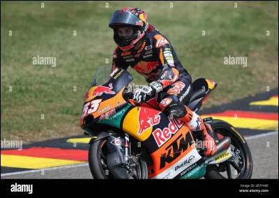 Il a gagné trois courses dans la catégorie Moto3 avant de passer en Moto2, en 2024, où il maintient ses anciens rivaux du Moto3 à distance, quel est ce pilote ?