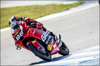 Il a commencé sa carrière en 2022, il est arrivé dans léquipe Tech3 lannée suivante et a longtemps été en tête du classement pour se faire détrôner au Japon par Jaume Masia, qui est-ce ?