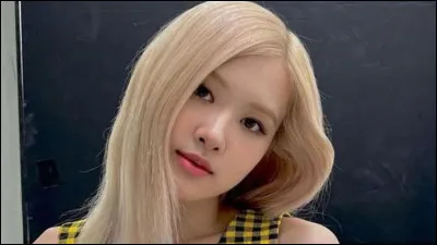 À quel âge a-t-elle débuté avec BLACKPINK ?