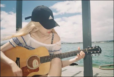 De quel instrument ne sait-elle pas jouer ?