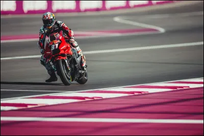 Quelle est la nationalité de ce pilote dit comme le « futur Márquez », champion du monde 2 fois en  3 ans ?