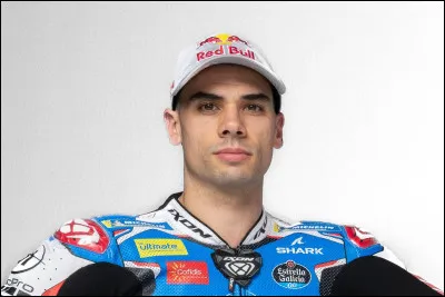 Quelle est la nationalité de ce pilote Aprilia, ayant longtemps piloté pour la marque KTM, vainqueur sur toutes les courses pluvieuses qui ont eu lieu en 2022 ?