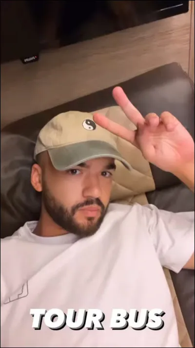 Quel est le nom complet de son frère Oli ?