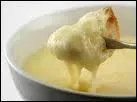 Quels sont les trois fromages traditionnels de la fondue savoyarde ?