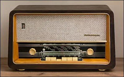 Quel est le nom du premier émetteur de radio privé français, d'une émission de radio et dune marque française d'électronique, qui apparaissent en 1922 ?