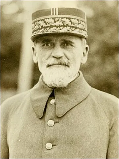 En 1903, il perfectionne la télégraphie sans fil (TSF) en inventant un nouveau récepteur électrolytique associé à sa proposition d'installation d'une antenne au sommet de la tour Eiffel. De qui s'agit-il ?