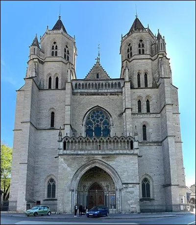 Entre 1280 et 1393 l'église Saint-Bénigne est reconstruite en style gothique et devient une cathédrale, dans quelle ville ?