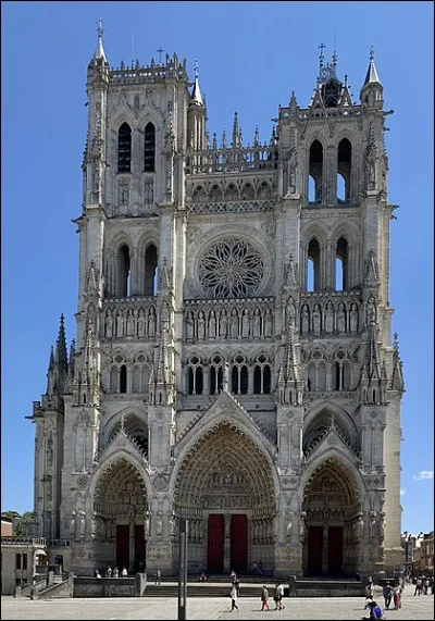 C'est la plus vaste cathédrale de France par ses volumes intérieurs. Dans quelle ville se trouve-t-elle ?